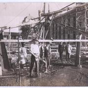 [Biblioteca Nacional en construcción, se divisan andamios y trabajadores]