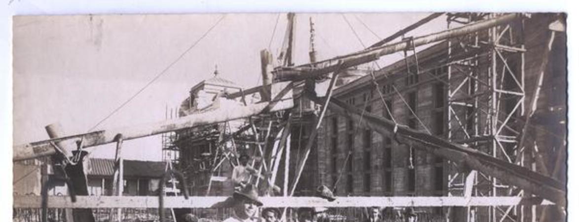 [Biblioteca Nacional en construcción, se divisan andamios y trabajadores]