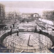 [Biblioteca Nacional en construcción, se divisa el cielo, techumbres y trabajadores]