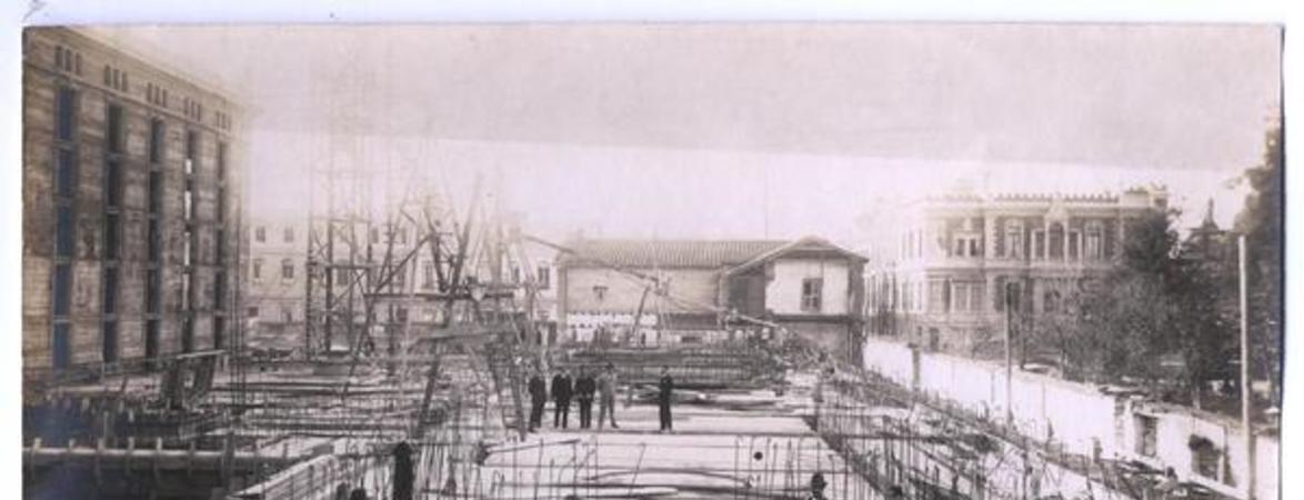 [Biblioteca Nacional en construcción, se divisa el cielo, techumbres y trabajadores]