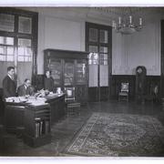 [Biblioteca Nacional. 1927. Salones interiores, oficina con dos hombres y una mujer]