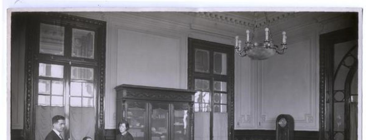 [Biblioteca Nacional. 1927. Salones interiores, oficina con dos hombres y una mujer]