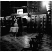 [Biblioteca Nacional. Sala de lectura de la Biblioteca Americana de Diego Barros Arana, se divisa estanterías y el busto de don Diego Barros Arana]