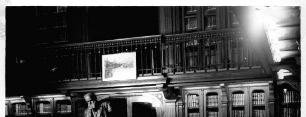 [Biblioteca Nacional. Sala de lectura de la Biblioteca Americana de Diego Barros Arana, se divisa estanterías y el busto de don Diego Barros Arana]