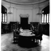 [Biblioteca Nacional. Salón de lectura, con una mesa restangular y usuarios sentados]