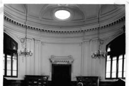 [Biblioteca Nacional. Salón de lectura, con una mesa restangular y usuarios sentados]