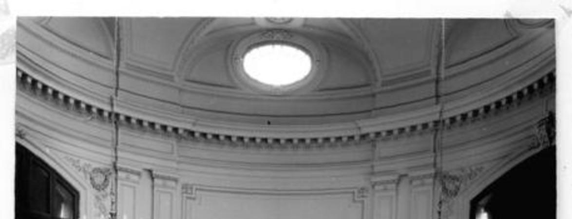 [Biblioteca Nacional. Salón de lectura, con una mesa restangular y usuarios sentados]