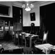 [Biblioteca Nacional. Sala de la dirección, se divisa estantes y una mesa]