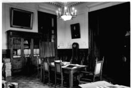 [Biblioteca Nacional. Sala de la dirección, se divisa estantes y una mesa]