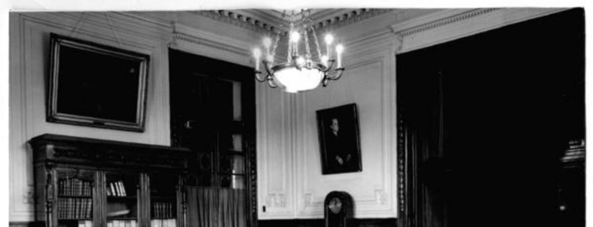 [Biblioteca Nacional. Sala de la dirección, se divisa estantes y una mesa]