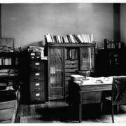 [Biblioteca Nacional. Sala de la dirección, se divisan estantes, un kardex y un escritorio]