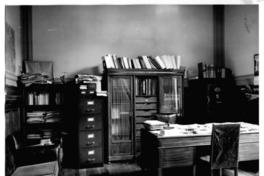 [Biblioteca Nacional. Sala de la dirección, se divisan estantes, un kardex y un escritorio]