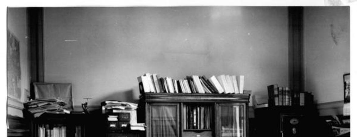 [Biblioteca Nacional. Sala de la dirección, se divisan estantes, un kardex y un escritorio]