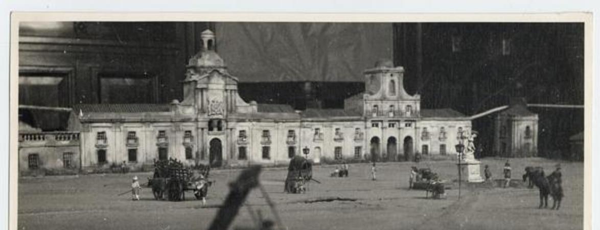 [Maqueta : vista de una plaza con edificios y carruajes de la ciudad de Santiago]
