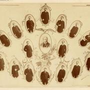 [Retratos de varios hombres, en marcos ovalados, correspondientes al personal de la "Biblioteca Nacional", destacando Luis Montt, director en 1906 y Ramón Laval Alvear]