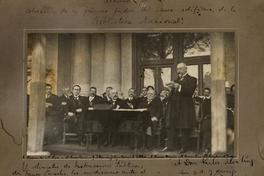 El Ministro de Instrucción Pública, don Fanor Paredes, lee su discurso ante el Presidente Barros Luco, en el atrio interior del antiguo Templo de Las Claras : [Colocación de la primera piedra del edificio actual de la Biblioteca Nacional, el 24 de agosto de 1913]
