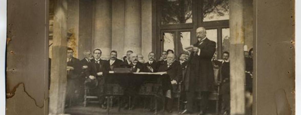 El Ministro de Instrucción Pública, don Fanor Paredes, lee su discurso ante el Presidente Barros Luco, en el atrio interior del antiguo Templo de Las Claras : [Colocación de la primera piedra del edificio actual de la Biblioteca Nacional, el 24 de agosto de 1913]