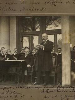 El Ministro de Instrucción Pública, don Fanor Paredes, lee su discurso ante el Presidente Barros Luco, en el atrio interior del antiguo Templo de Las Claras : [Colocación de la primera piedra del edificio actual de la Biblioteca Nacional, el 24 de agosto de 1913]