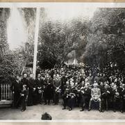 [Persona dando un discurso en conmemoración del 7 de junio, Toma del Morro de Arica, sentados en primera fila Agustín Edwards y Luis Arteaga]
