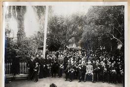 [Persona dando un discurso en conmemoración del 7 de junio, Toma del Morro de Arica, sentados en primera fila Agustín Edwards y Luis Arteaga]