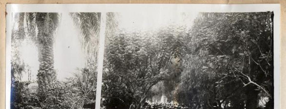 [Persona dando un discurso en conmemoración del 7 de junio, Toma del Morro de Arica, sentados en primera fila Agustín Edwards y Luis Arteaga]