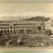[Plaza de Armas de Santiago, al fondo Cerro Santa Lucía, panorámica]