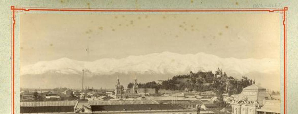 [Plaza de Armas de Santiago, al fondo Cerro Santa Lucía, panorámica]