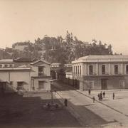[Calle Agustinas, plazuela del Teatro Municipal, al fondo el Cerro Santa Lucía]