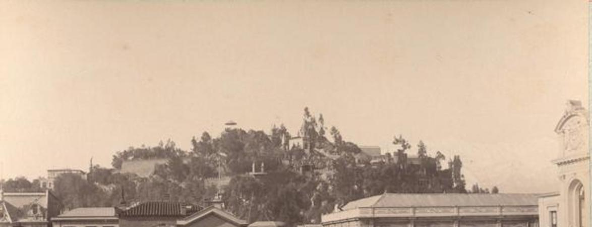 [Calle Agustinas, plazuela del Teatro Municipal, al fondo el Cerro Santa Lucía]