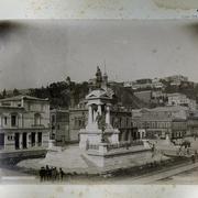 [Monumento a Arturo Prat en Valparaíso, de fondo se divisan los cerros]