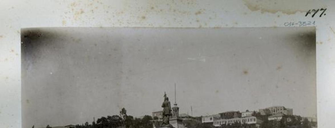 [Monumento a Arturo Prat en Valparaíso, de fondo se divisan los cerros]