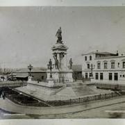 [Monumento a Arturo Prat en Valparaíso, de fondo se divisan unos barcos]
