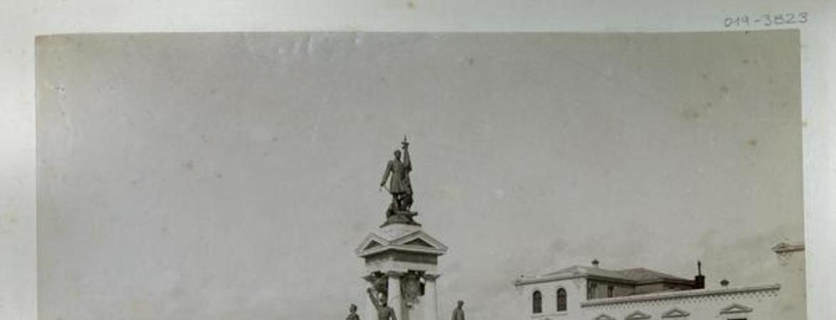 [Monumento a Arturo Prat en Valparaíso, de fondo se divisan unos barcos]
