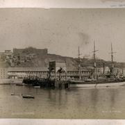 [Vista del muelle fiscal de Valparaíso, con un barco atracado]