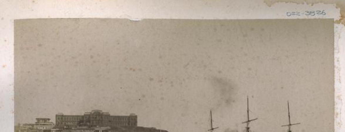 [Vista del muelle fiscal de Valparaíso, con un barco atracado]