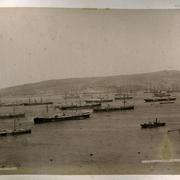 [Vista general del Puerto de Valparaíso, con barcos en el mar]