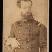 [Retrato de un hombre con uniforme]