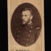 [Retrato de un hombre de medio cuerpo con uniforme, Valdivieso,]