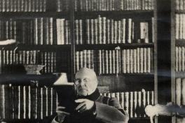 [Andrés Bello sentado leyendo en un escritorio con una biblioteca de fondo]