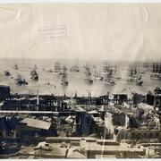 [Vista panorámica de la bahía de Valparaíso después del terremoto en 1906, se observan edificios destruídos, y barcos en el mar]