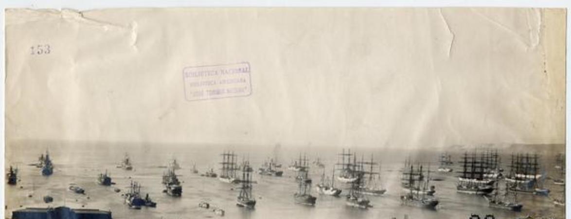 [Vista panorámica de la bahía de Valparaíso después del terremoto en 1906, se observan edificios destruídos, y barcos en el mar]