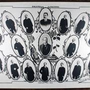 [Retratos de varios hombres, en marcos ovalados, correspondientes al personal de la "Biblioteca Nacional", destacando Luis Montt, director en 1906 y Ramón Laval Alvear]