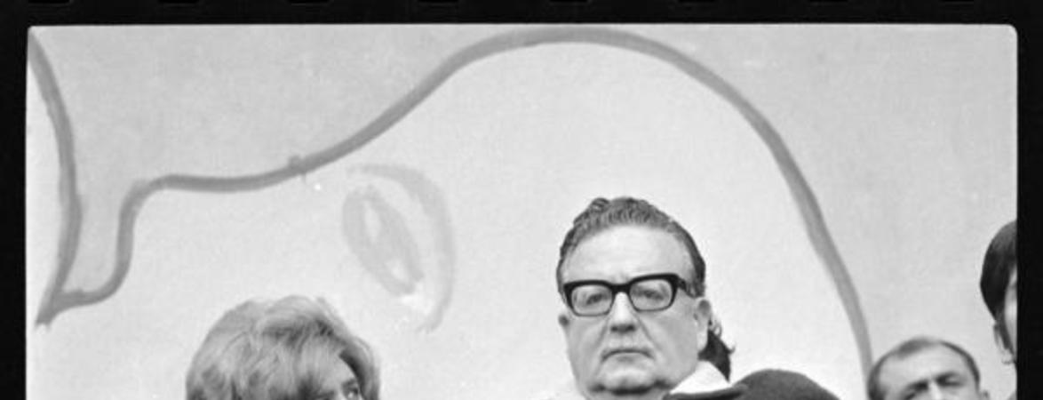 [Allende junto a varios de sus Ministros en el escenario] : Primero de mayo 1973