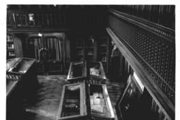 [Biblioteca Nacional. Salón del Museo Bibliográfico, se divisan mesas de exhibición]