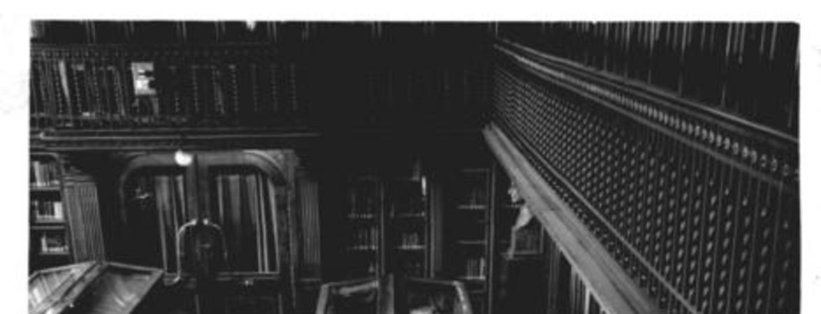 [Biblioteca Nacional. Salón del Museo Bibliográfico, se divisan mesas de exhibición]