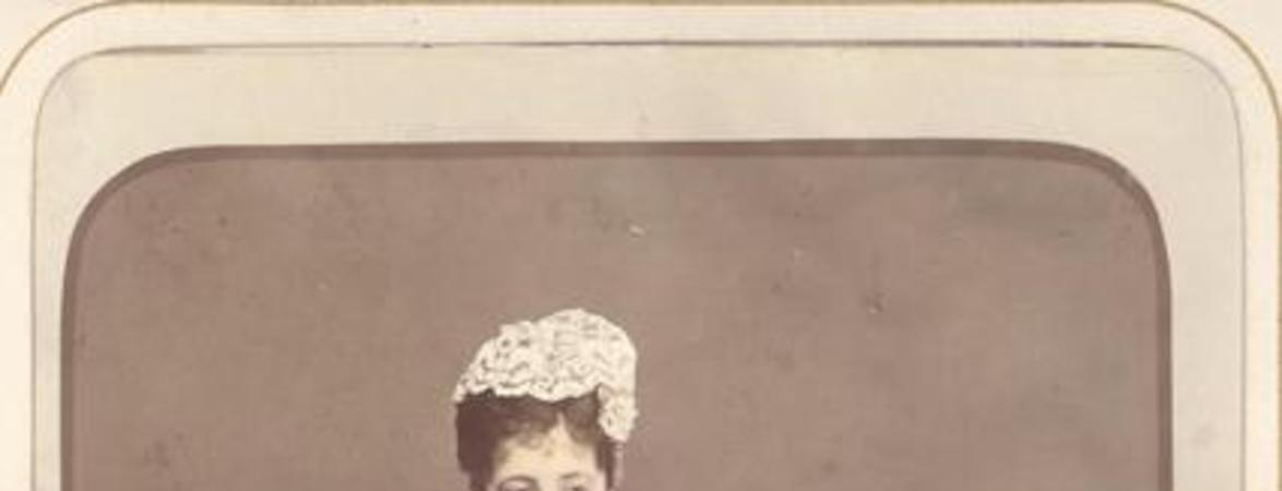 [Retrato de mujer no identificada con vestido de fantasía]