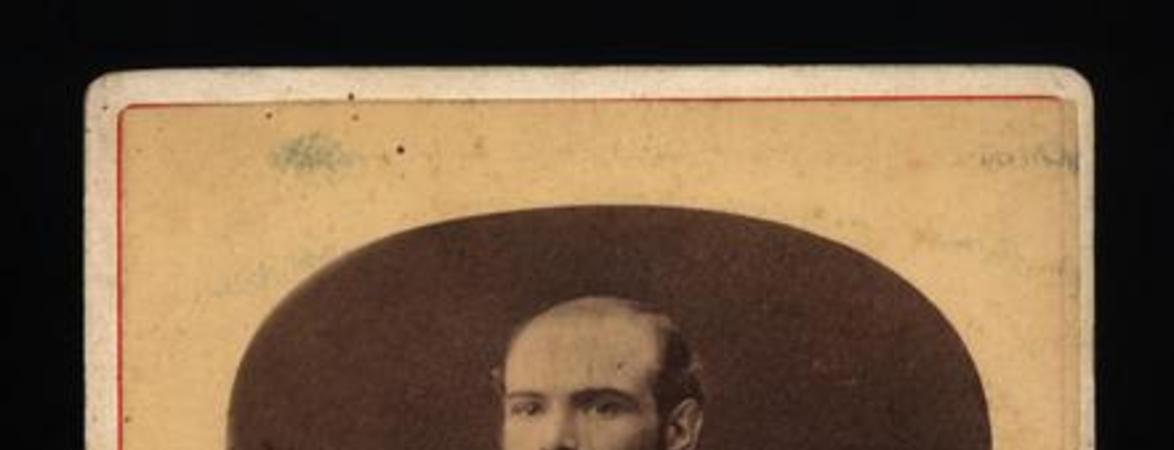 [Arturo Prat Chacón, retrato de medio cuerpo con uniforme]