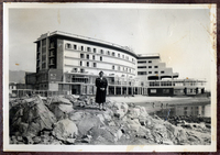 Retrato plano general, Hotel Antofagasta, ubicado frente al mar y una señora en los roqueríos Retrato plano general, Hotel Antofagasta, ubicado frente al mar y una señora en los roqueríos