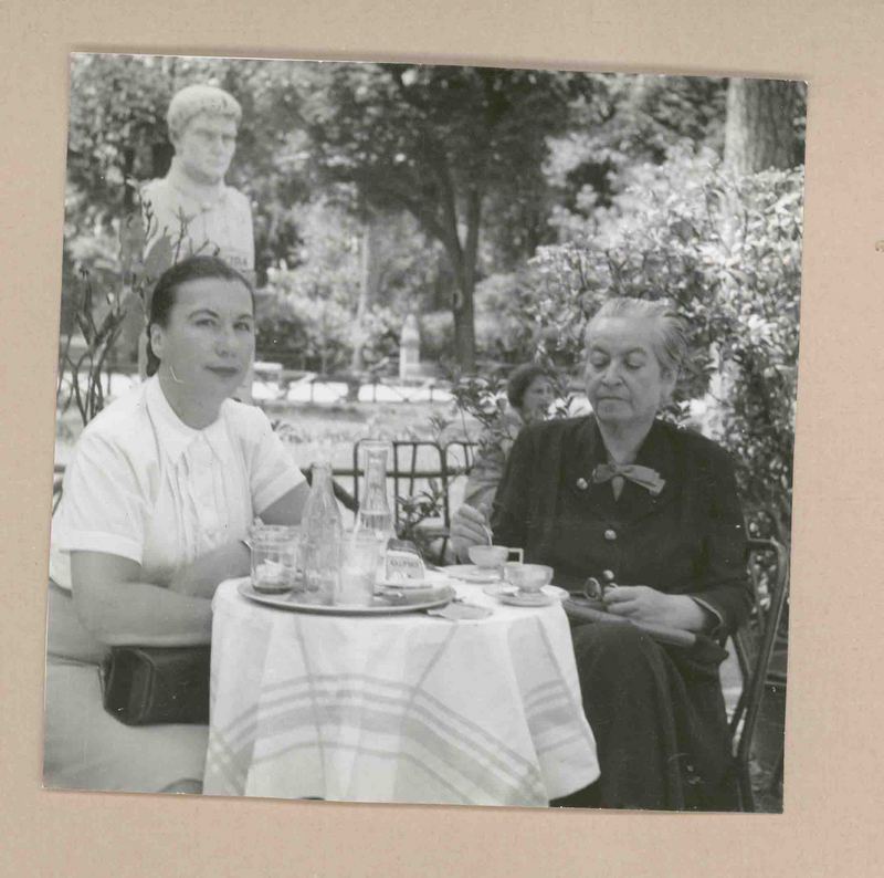 [Gabriela Mistral y Marina Núñez del Prado en Italia]  [fotografía].