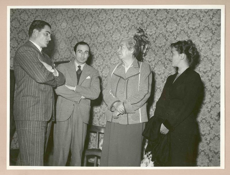 [Gabriela Mistral junto a amigos en Nápoles]  [fotografía].